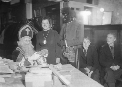 852797 Afbeelding van Sinterklaas en Zwarte Piet, tijdens de viering van het sinterklaasfeest.